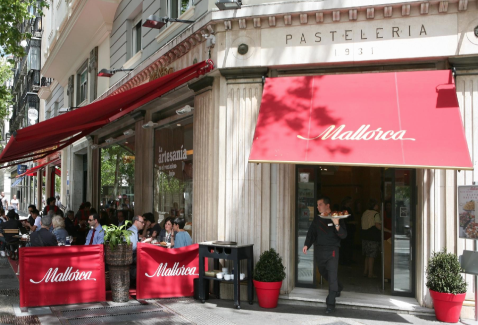 Terraza de una de las tiendas de Pasteler&iacute;a Mallorca